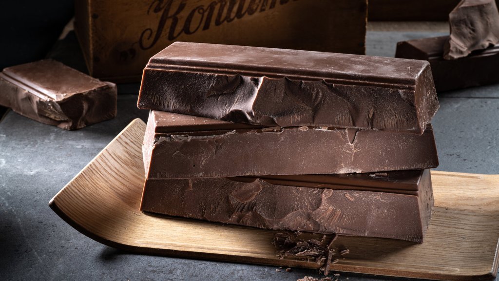 Chocolate couvertures and block chocolates